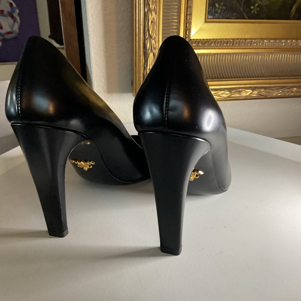 PRADA BRUSHED LEATHER COURT HEELS PUMPS BLACK SIZE 7.5 NWOT - Picture 4 of 16